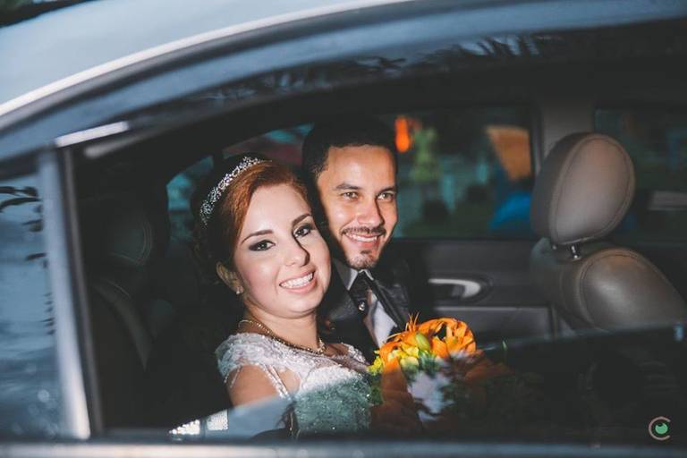 noiva e noivo no carro 