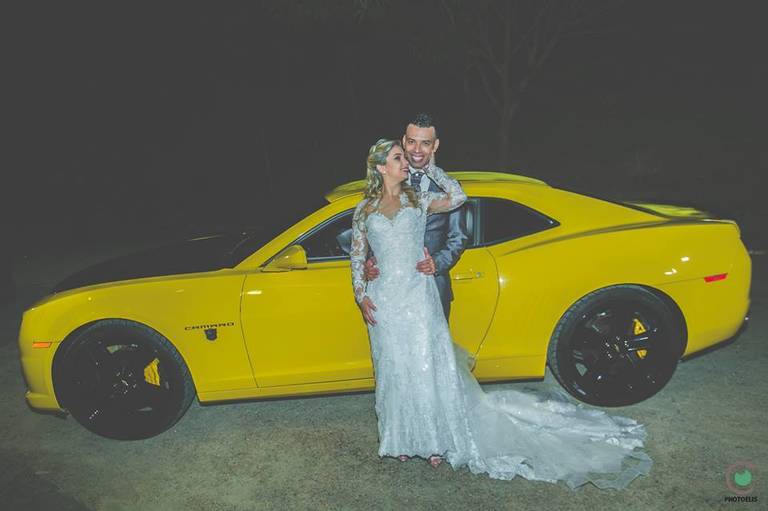 noivos com camaro amarelo 