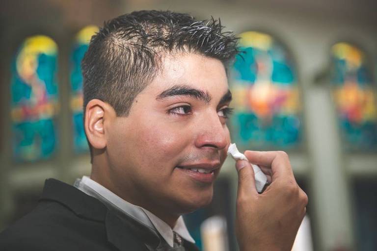 emoção do noivo ao receber a noiva no altar 