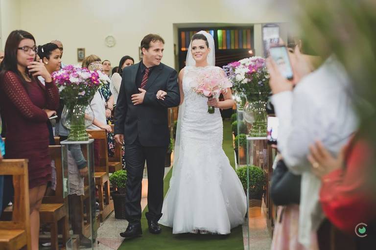 noiva entrando igreja do Telespark 