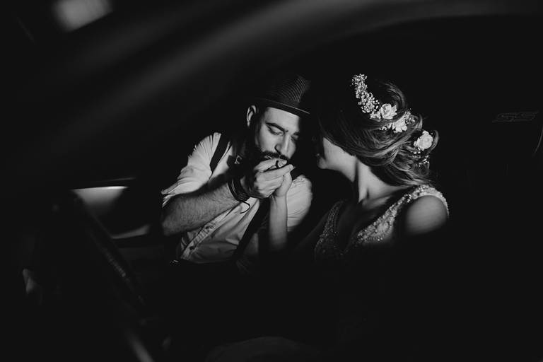 beijando a mão da noiva 