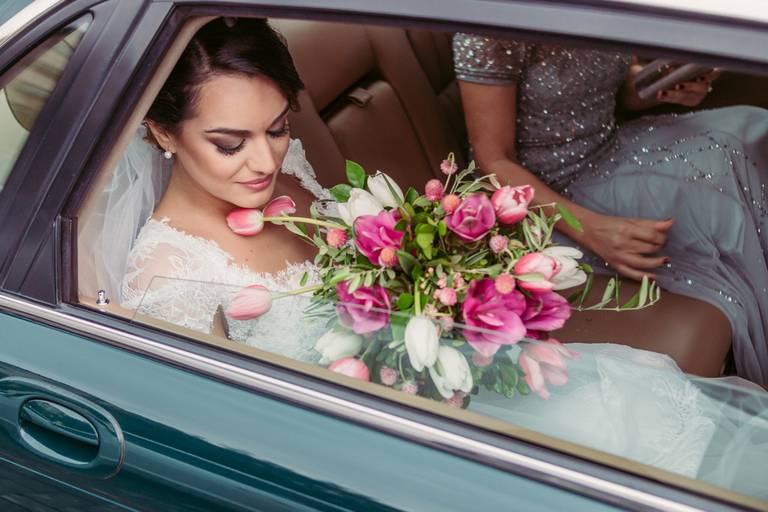 noiva com bouquet de flores coloridas 