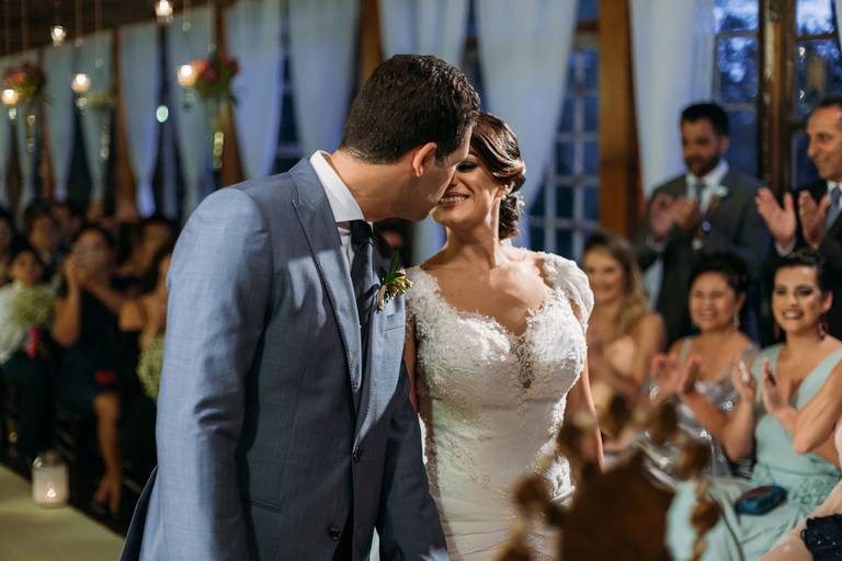 olhar apaixonado do casal de noivos