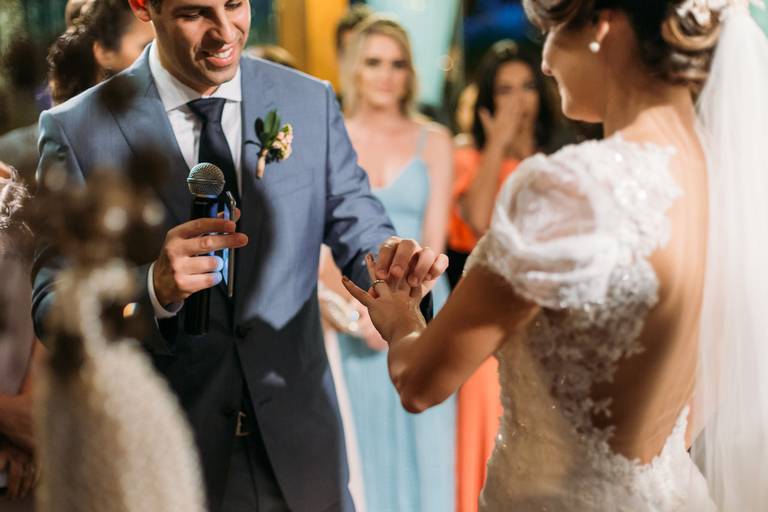 troca das alianças dos noivos