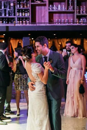 penteado coque pra noivas com arranjo de cabeça 