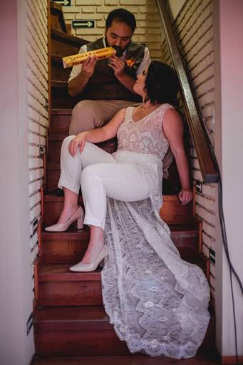 vestida de noiva e calças