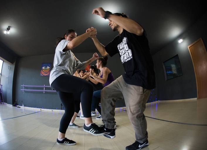 Fotografia pra divulgação de aulas - para a Tríade Escola de Arte - POA