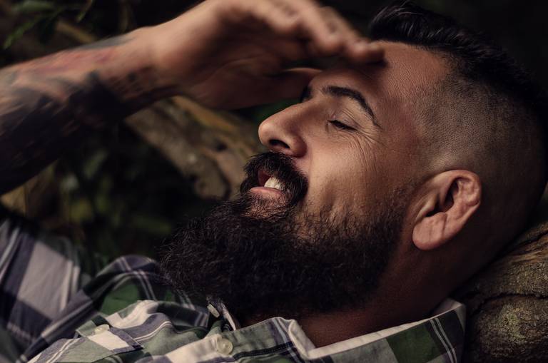 posicionamento de imagem masculino produuto para barba