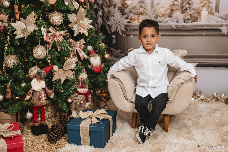 Fotografia de ensaio de Natal em estúdio temático com cenário em Vitória - ES