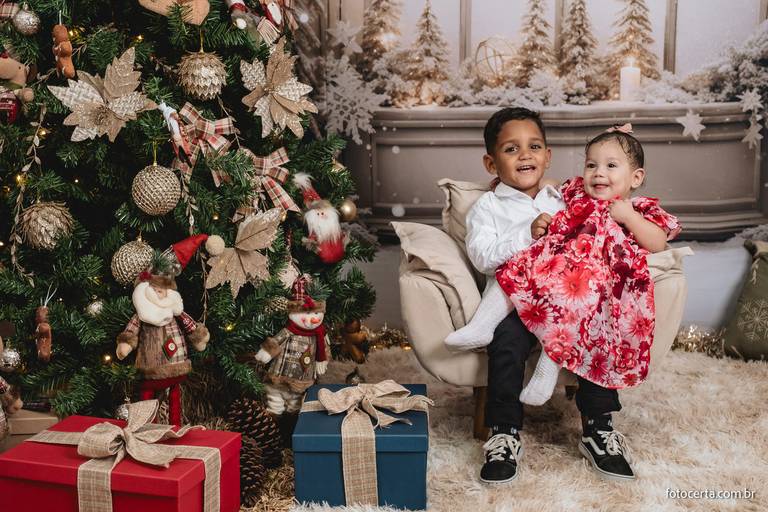 Fotografia de ensaio de Natal em estúdio temático com cenário em Vitória - ES