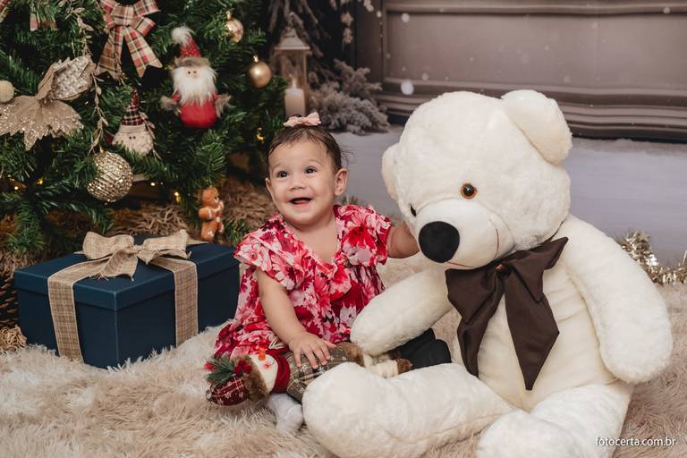 Fotografia de ensaio de Natal em estúdio temático com cenário em Vitória - ES