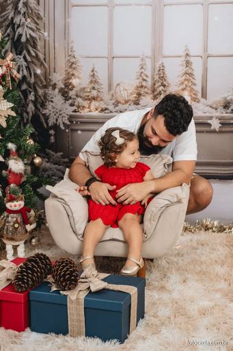 Fotografia de ensaio de Natal em estúdio temático com cenário em Vitória - ES