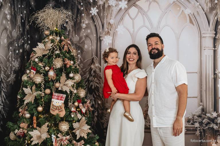 Fotografia de ensaio de Natal em estúdio temático com cenário em Vitória - ES