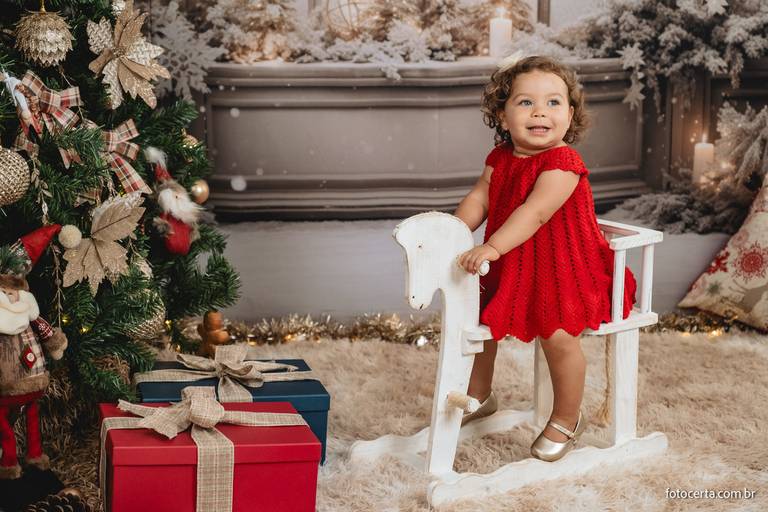 Fotografia de ensaio de Natal em estúdio temático com cenário em Vitória - ES