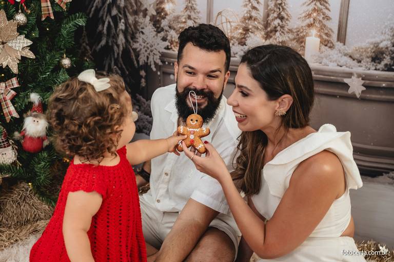 Fotografia de ensaio de Natal em estúdio temático com cenário em Vitória - ES
