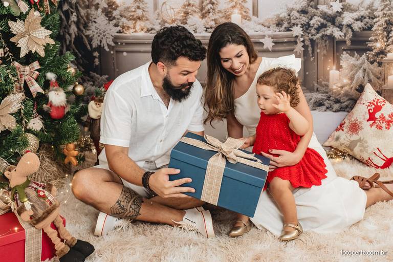 Fotografia de ensaio de Natal em estúdio temático com cenário em Vitória - ES