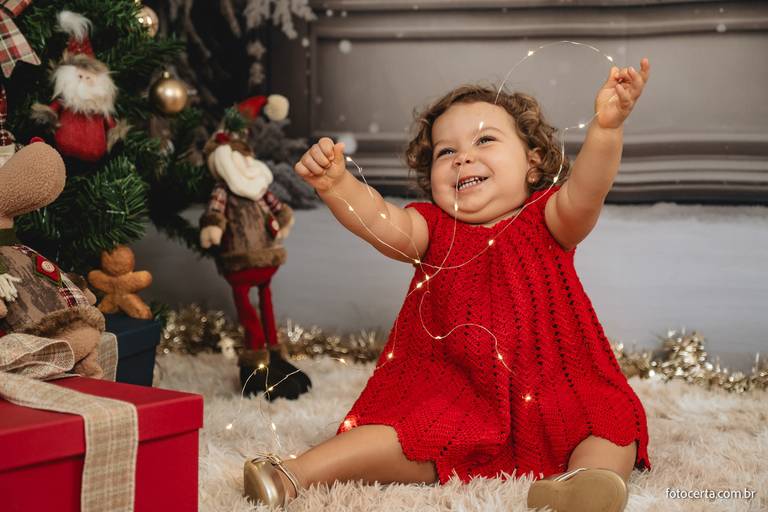 Fotografia de ensaio de Natal em estúdio temático com cenário em Vitória - ES