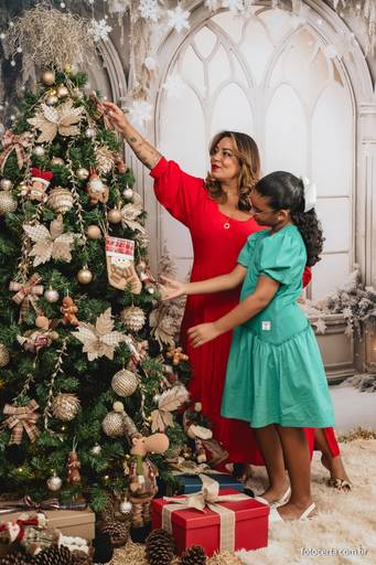 Fotografia de ensaio de Natal em estúdio temático com cenário em Vitória - ES