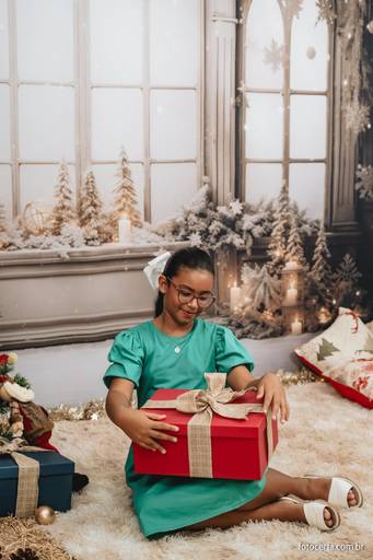Fotografia de ensaio de Natal em estúdio temático com cenário em Vitória - ES