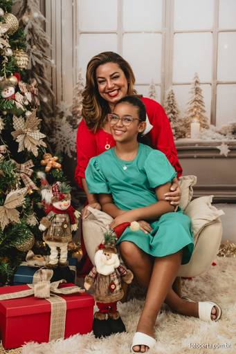Fotografia de ensaio de Natal em estúdio temático com cenário em Vitória - ES