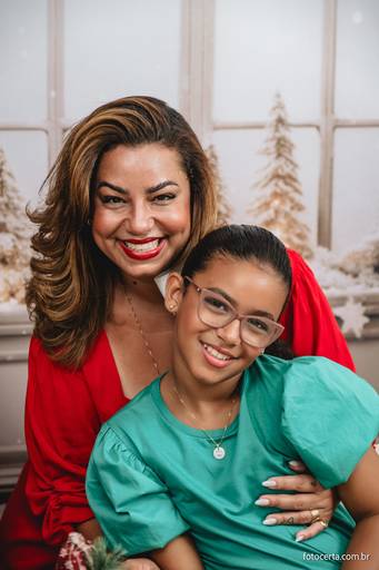 Fotografia de ensaio de Natal em estúdio temático com cenário em Vitória - ES