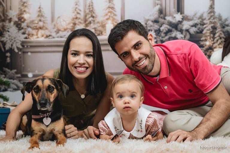 Fotografia de ensaio de Natal em estúdio temático com cenário em Vitória - ES