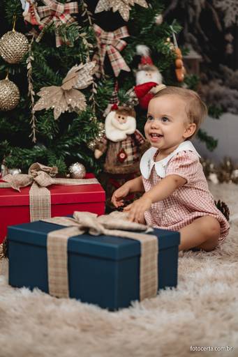 Fotografia de ensaio de Natal em estúdio temático com cenário em Vitória - ES