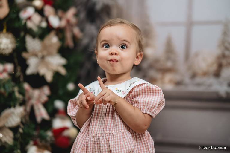Fotografia de ensaio de Natal em estúdio temático com cenário em Vitória - ES