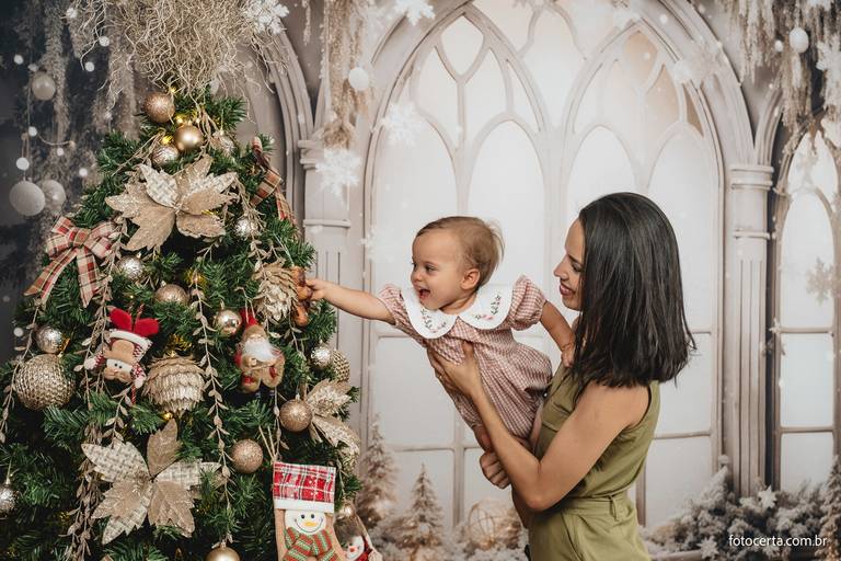 Fotografia de ensaio de Natal em estúdio temático com cenário em Vitória - ES