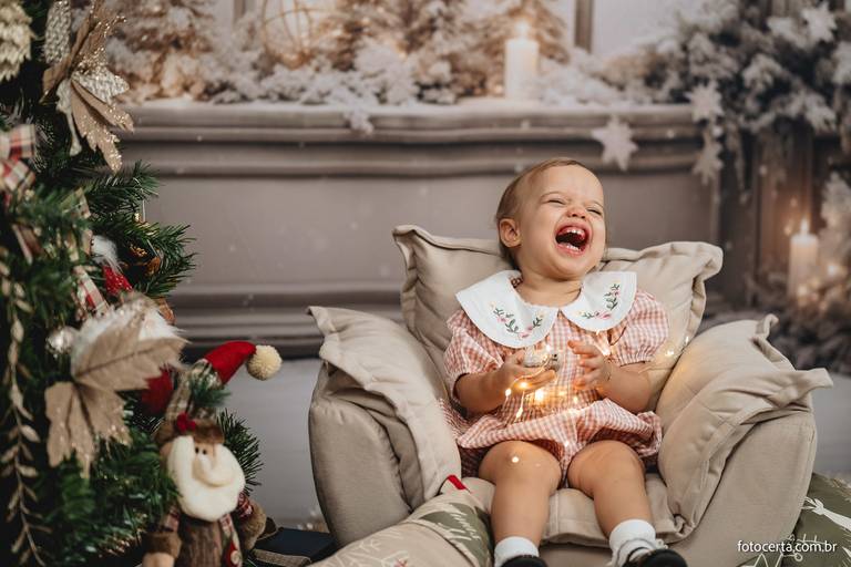 Fotografia de ensaio de Natal em estúdio temático com cenário em Vitória - ES