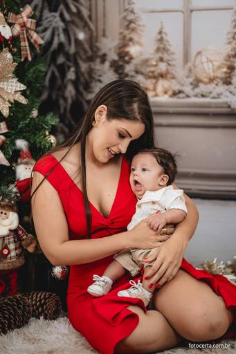 Fotografia de ensaio de Natal em estúdio temático com cenário em Vitória - ES
