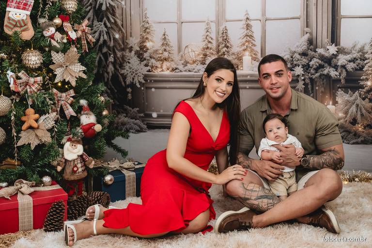 Fotografia de ensaio de Natal em estúdio temático com cenário em Vitória - ES