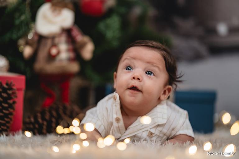 Fotografia de ensaio de Natal em estúdio temático com cenário em Vitória - ES
