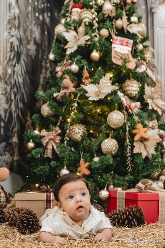 Fotografia de ensaio de Natal em estúdio temático com cenário em Vitória - ES