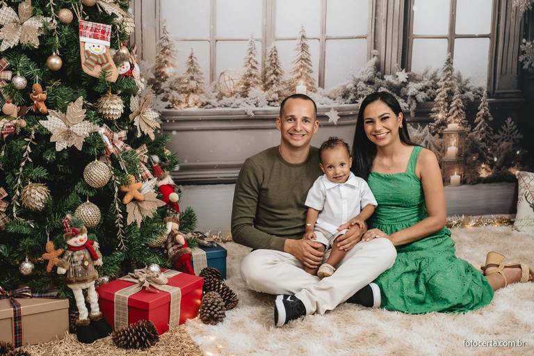 Fotografia de ensaio de Natal em estúdio temático com cenário em Vitória - ES