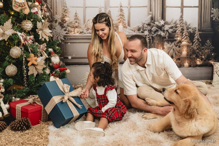 Fotografia de ensaio de Natal em estúdio temático com cenário em Vitória - ES