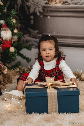 Fotografia de ensaio de Natal em estúdio temático com cenário em Vitória - ES