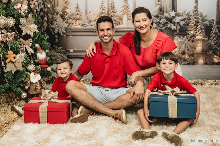 Fotografia de ensaio de Natal em estúdio temático com cenário em Vitória - ES