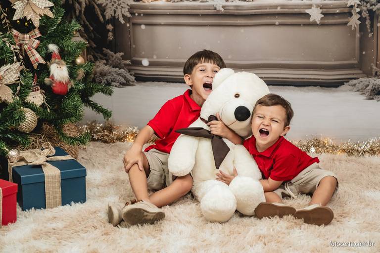 Fotografia de ensaio de Natal em estúdio temático com cenário em Vitória - ES