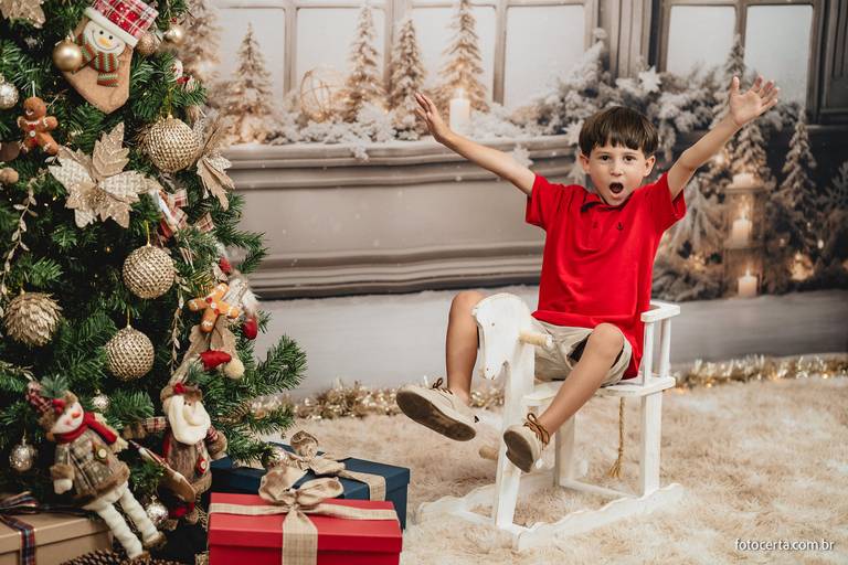 Fotografia de ensaio de Natal em estúdio temático com cenário em Vitória - ES