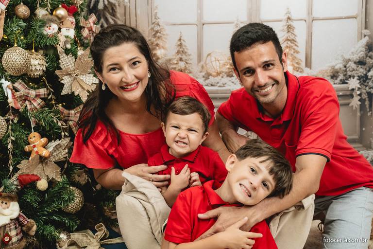 Fotografia de ensaio de Natal em estúdio temático com cenário em Vitória - ES