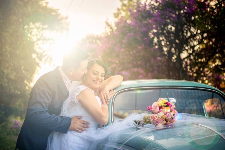 Fotografia dos noivos com o fusquinha 67