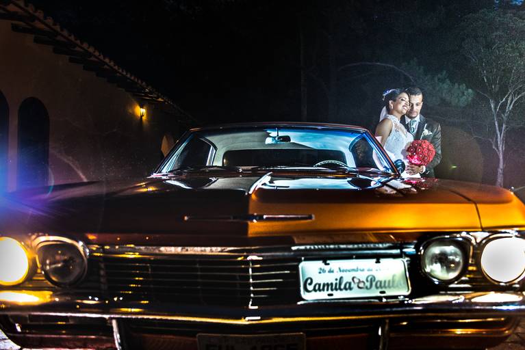 Noivos com o carro e seu romance acontece e o fotógrafo Alberto Martinez faz o que sabe fazer registrar da melhor maneira