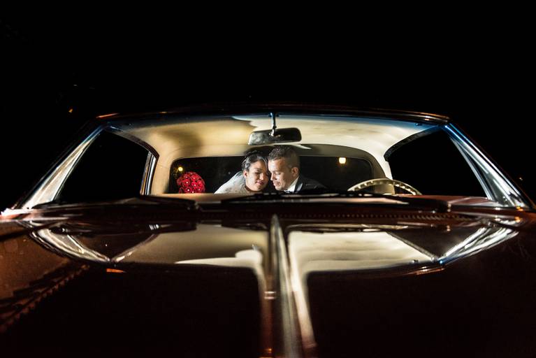 Noivos no interior do carro Impala maravilhoso, fotografia de Alberto Martinez