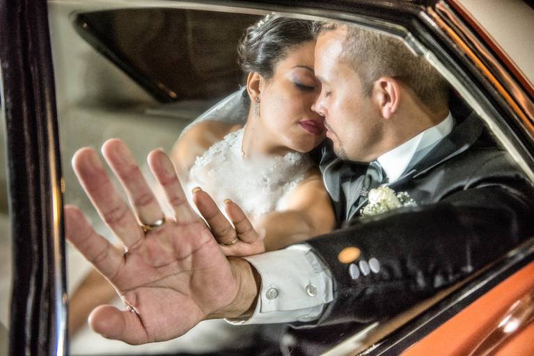 Noivos no interior do carro Impala maravilhoso, fotografia de Alberto Martinez