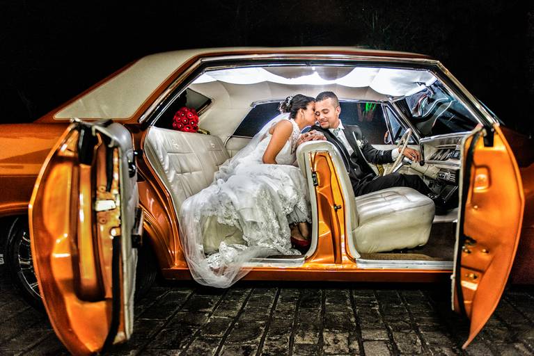 Noivos no interior do carro Impala maravilhoso, fotografia de Alberto Martinez