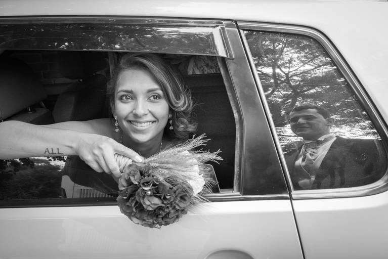 Noivos se olhando através do carro, fotógrafo Alberto Martinez