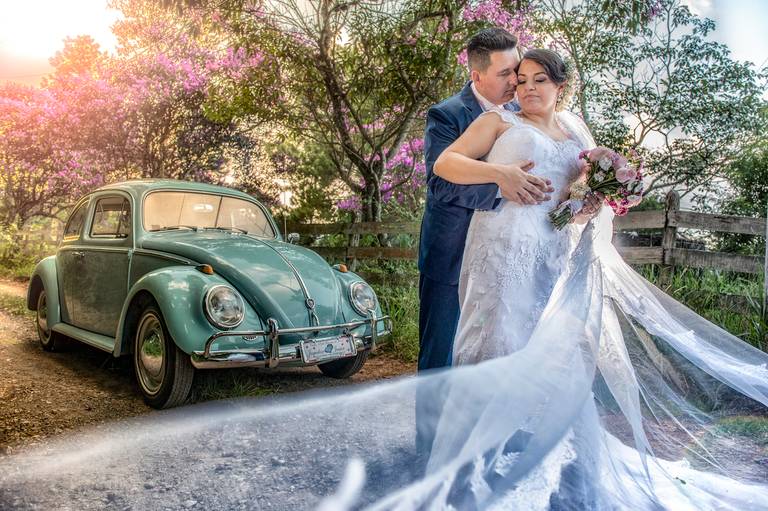 Fotografia de casamento e assim véu voando e carrão ao fundo, fotógrafo Alberto Martinez