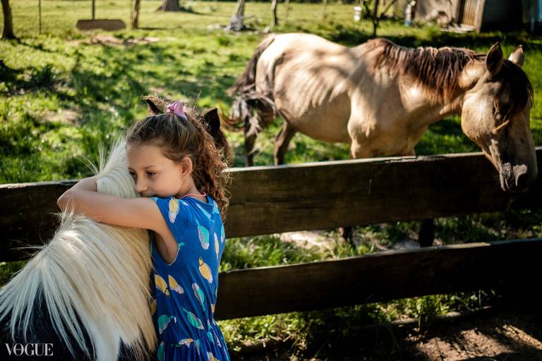 Criança abraça seu cavalo de estimação