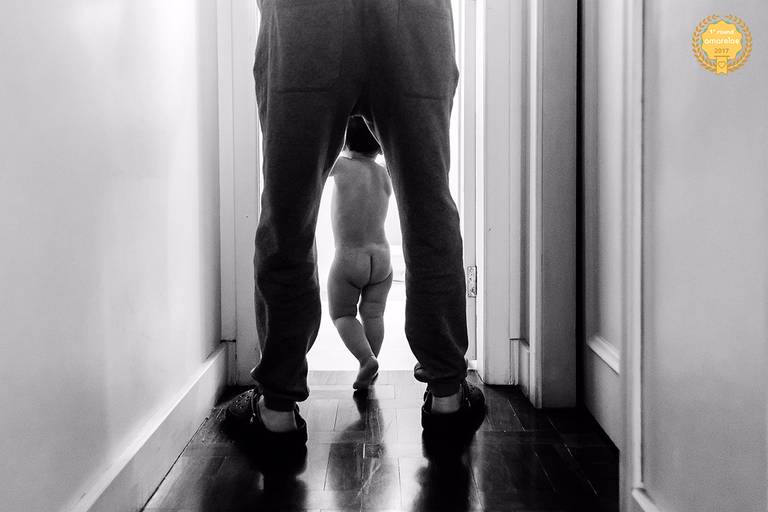 pai levando o filho para tomar banho 